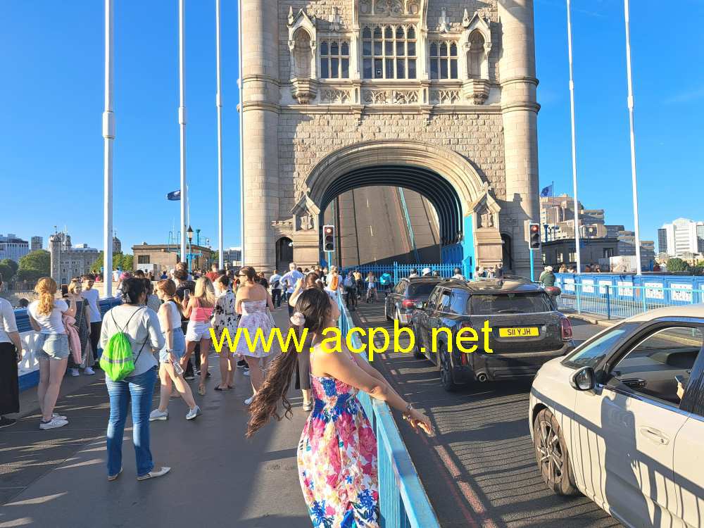 l'apertura del Tower Bridge